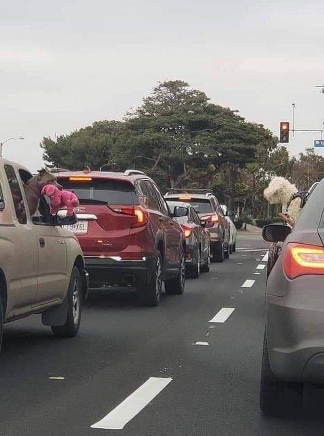 옆에 차에서 장난감 자랑함