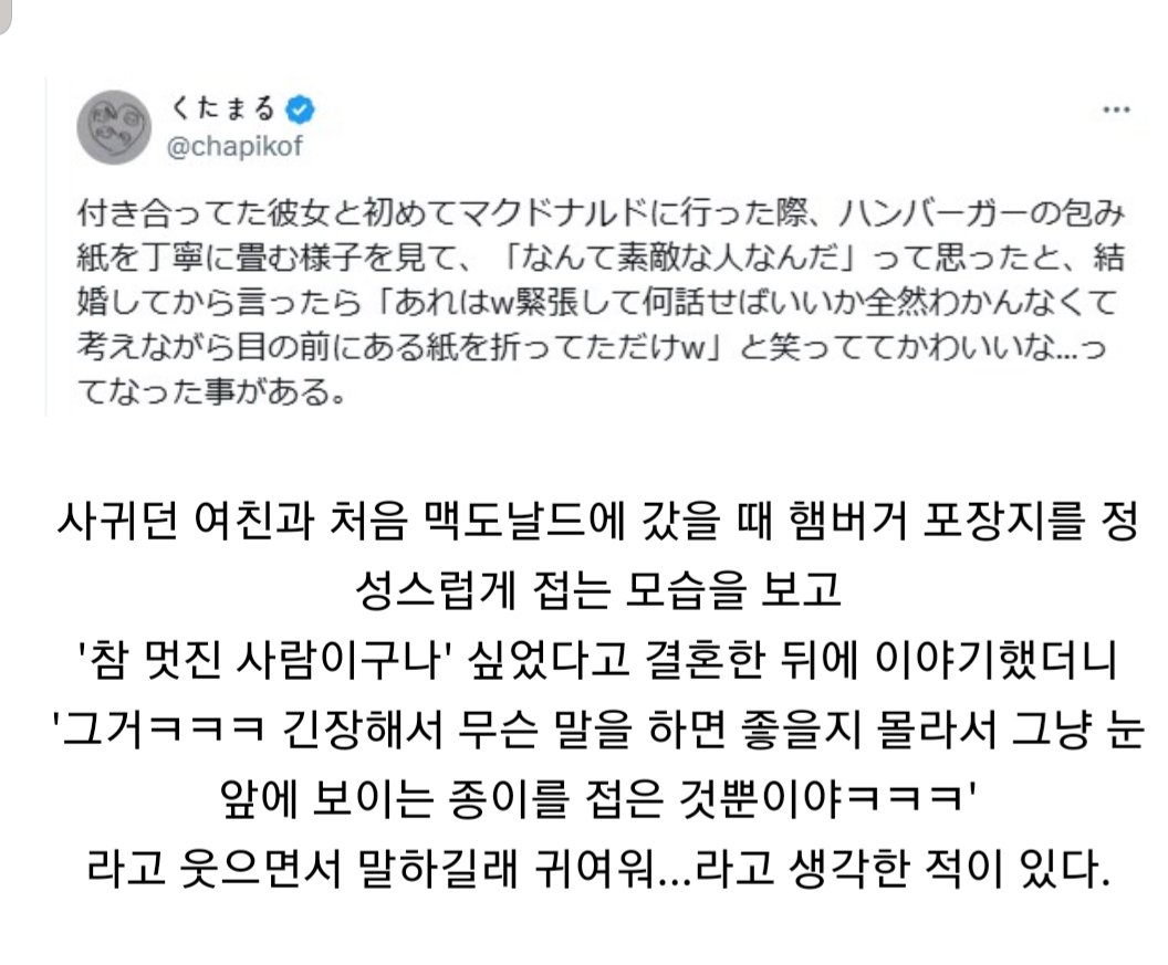 햄버거 포장지를 정성껏 접는 사람