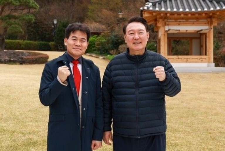 ?방송 잘리고 아내는 이혼 요구??尹 감싸던 전한길, 결국 은퇴 선언
