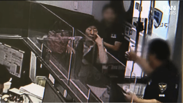 등록금 잃어버린 외국인 유학생 gif