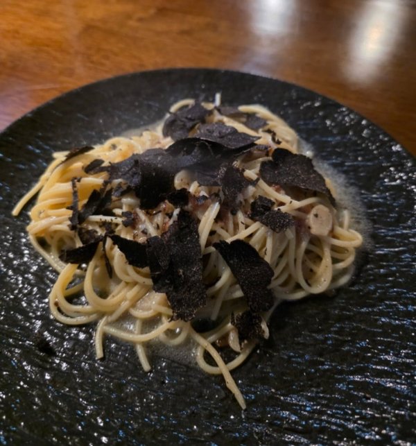 강남 한복판 파스타 가격이 너무 저렴해서 논란인 가게