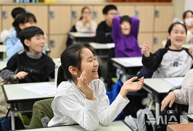 오늘자 초등학교 겨울방학식 풍경.jpg