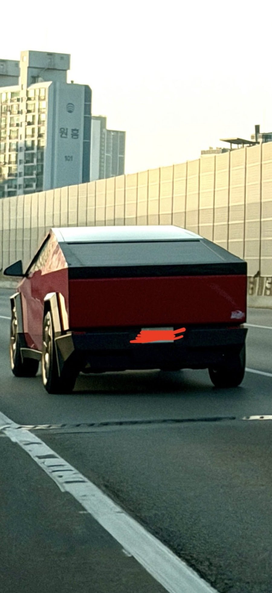 최근 인천에서 목격된다는 빨간 사이버트럭.jpg