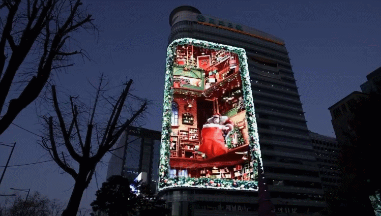 광화문 전광판에 뜬 초대형 산타클로스 ㄷㄷ