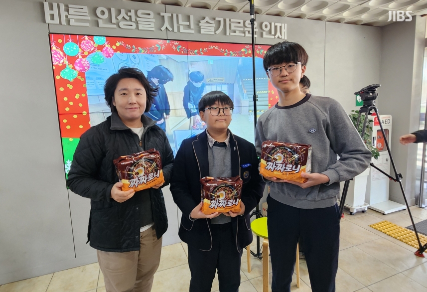 학교에 등장한 대형 '라면탑'...전교생 '산타' 된 사연