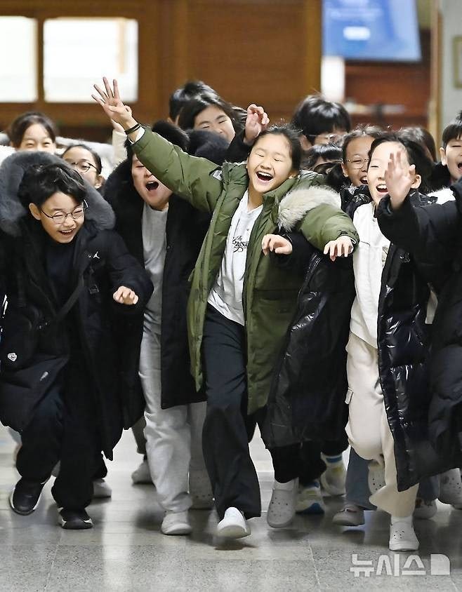 오늘자 초등학교 겨울방학식 풍경.jpg