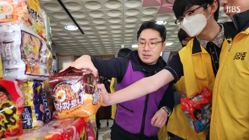 학교에 등장한 대형 '라면탑'...전교생 '산타' 된 사연