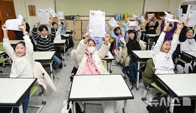 오늘자 초등학교 겨울방학식 풍경.jpg