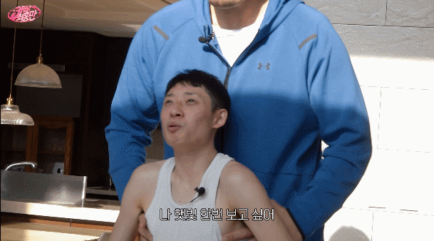 두 눈이 의심되는 158cm 남자와 217cm 최홍만의 차이 ㄷㄷ