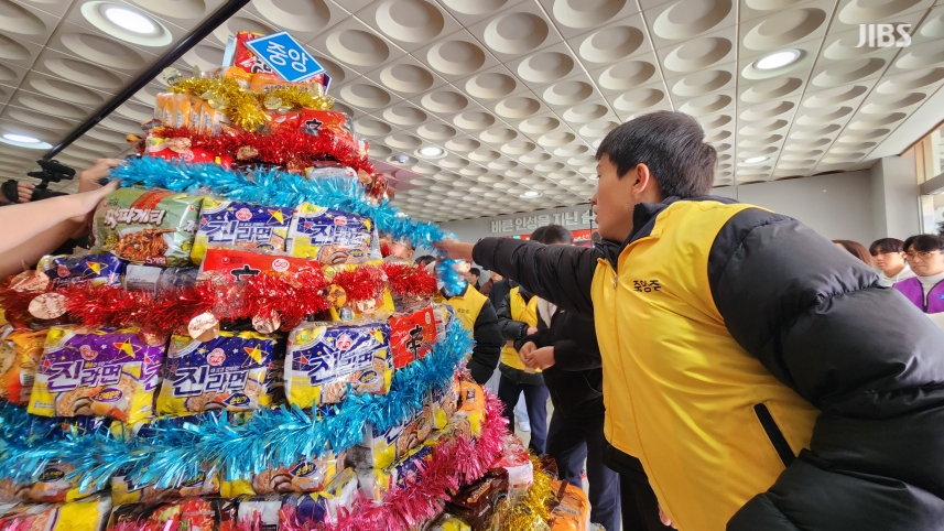 학교에 등장한 대형 '라면탑'...전교생 '산타' 된 사연