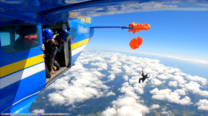 비행기 꼬리에 낙하산 걸린 스카이다이버 &#039;구사일생&#039;