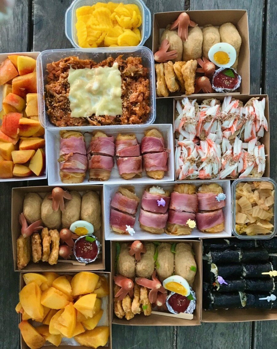 도시락이 궁금한 참새.