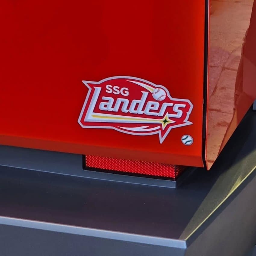 최근 인천에서 목격된다는 빨간 사이버트럭.jpg