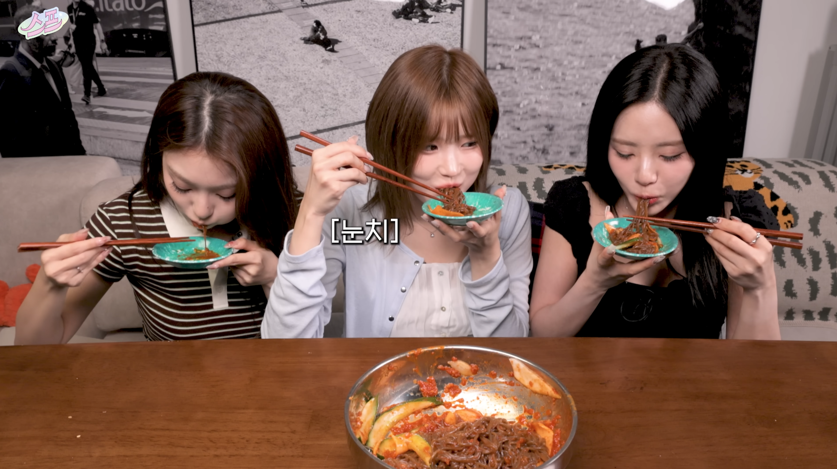 서울 4대 불냉면 먹방하는 걸그룹 처자들.jpgif