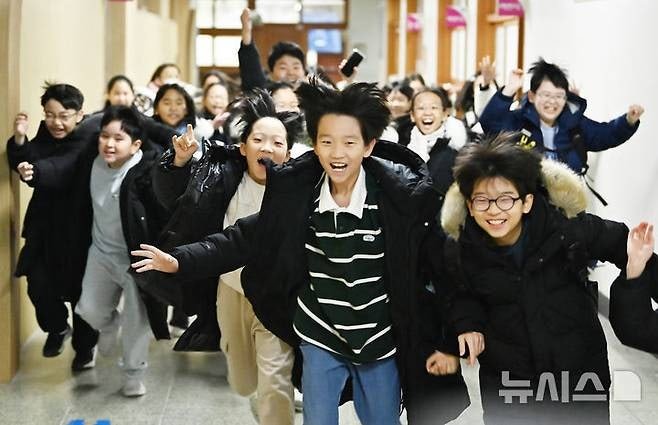 오늘자 초등학교 겨울방학식 풍경.jpg