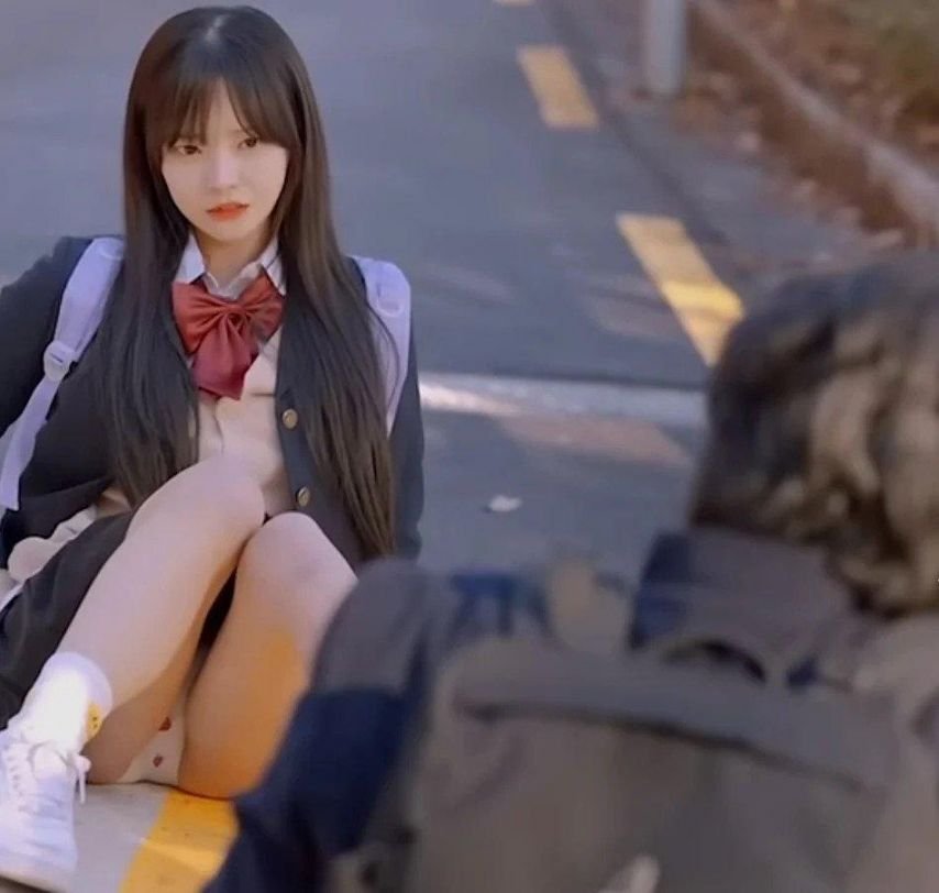 ㅇㅎ) 엉덩방아로 넘어진 여고생.gif