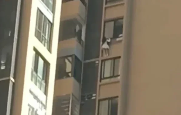 대륙 유부남과 상간하다 10층 난간에 매달린 불륜녀