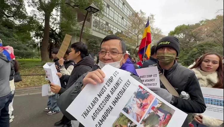 도쿄에 나와서 시위하는 캄보디아인들