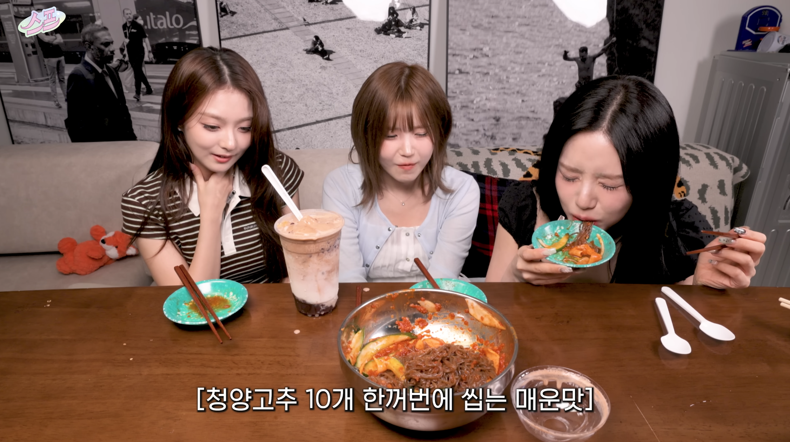 서울 4대 불냉면 먹방하는 걸그룹 처자들.jpgif