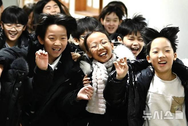 오늘자 초등학교 겨울방학식 풍경.jpg