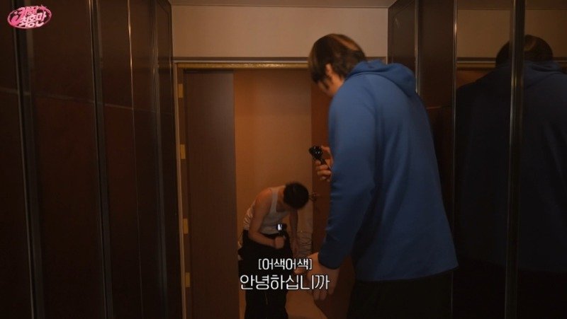 두 눈이 의심되는 158cm 남자와 217cm 최홍만의 차이 ㄷㄷ