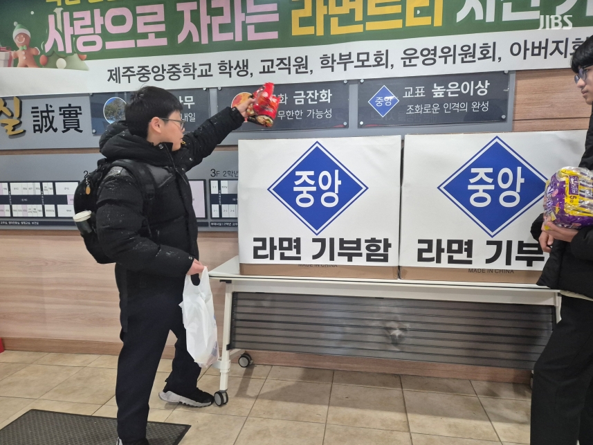 학교에 등장한 대형 '라면탑'...전교생 '산타' 된 사연
