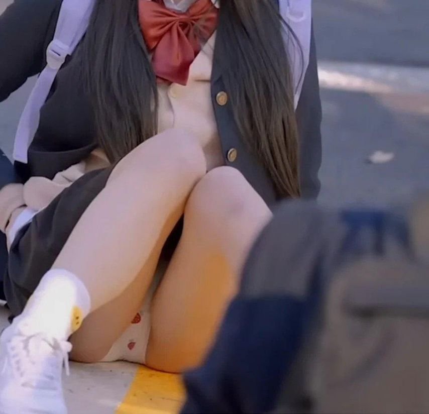 ㅇㅎ) 엉덩방아로 넘어진 여고생.gif