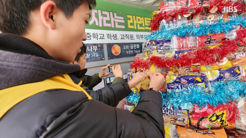 학교에 등장한 대형 '라면탑'...전교생 '산타' 된 사연