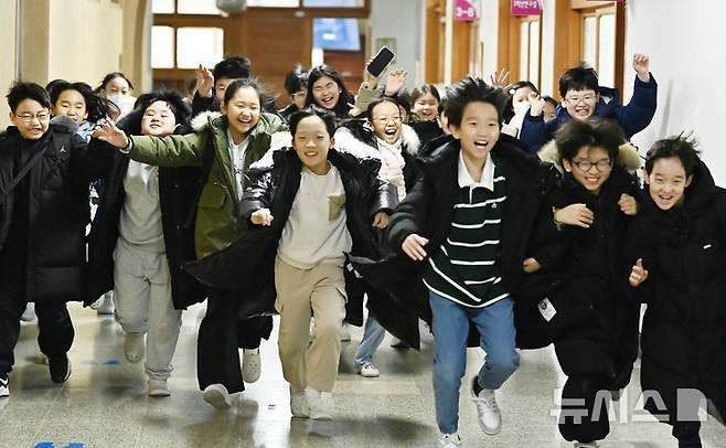 오늘자 초등학교 겨울방학식 풍경.jpg