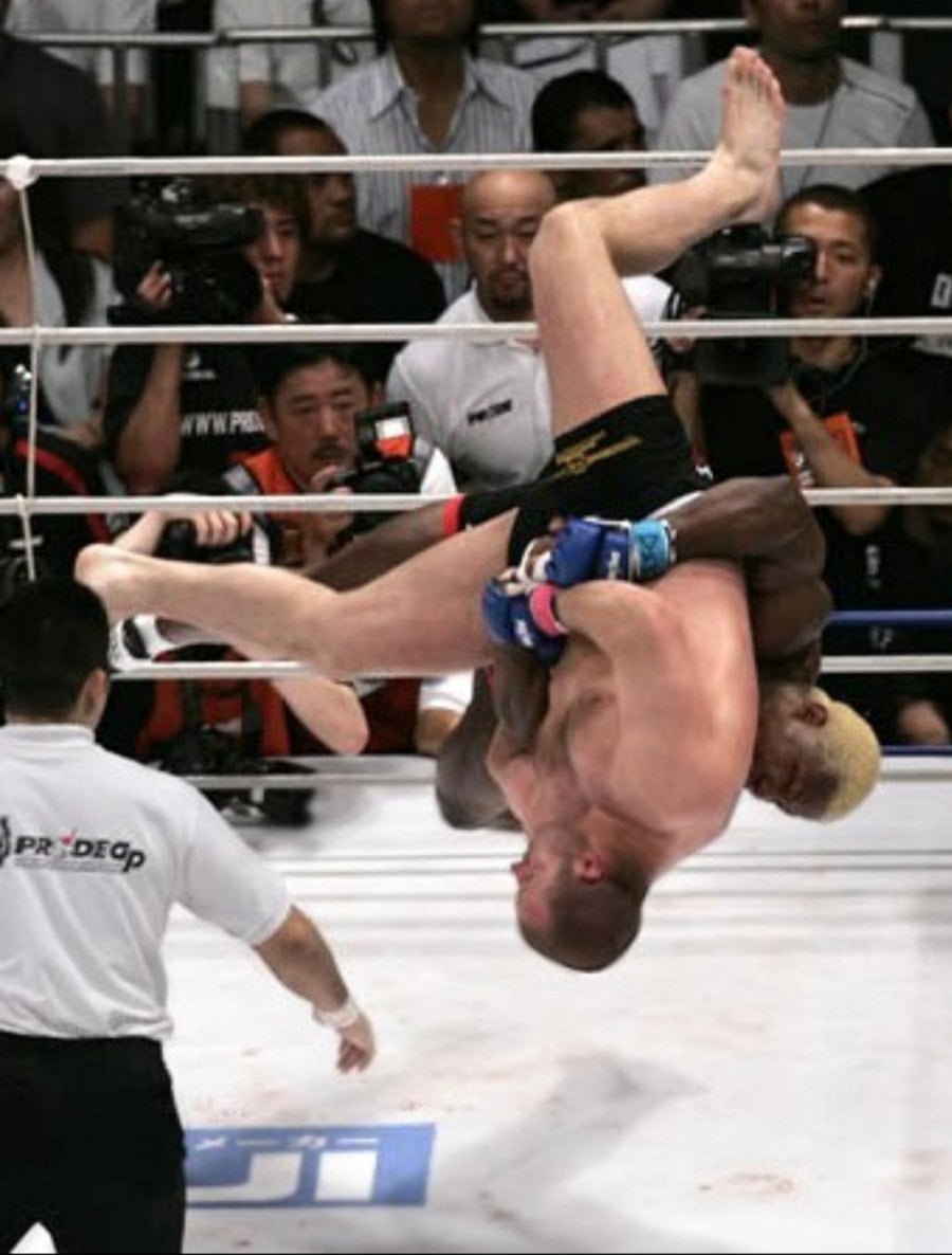 격투기 역사상 최고의 위험천만 장면 ㄷ.gif