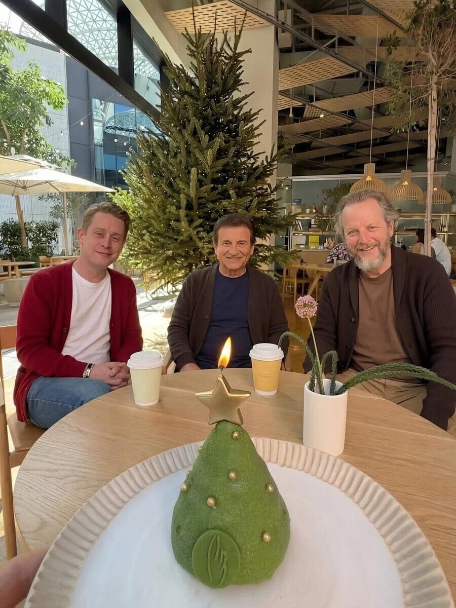 나홀로 집에 재회 짤은 AI일 가능성이 높다.jpg