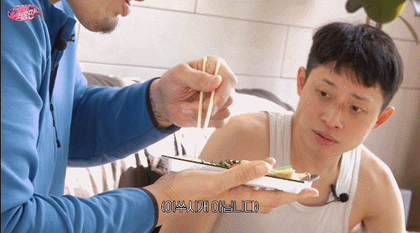 두 눈이 의심되는 158cm 남자와 217cm 최홍만의 차이 ㄷㄷ