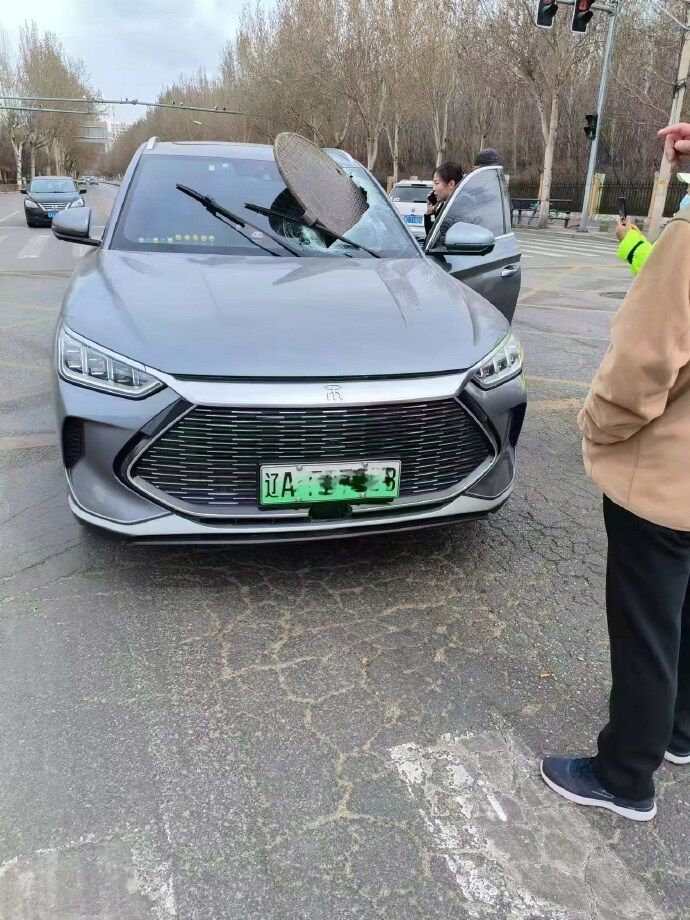 운전 중 날아온 맨홀뚜껑