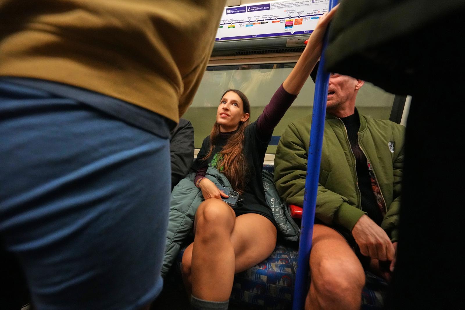 “바지 깜빡한 건 아니고요”…‘하의 실종’ 지하철 타기 올해도