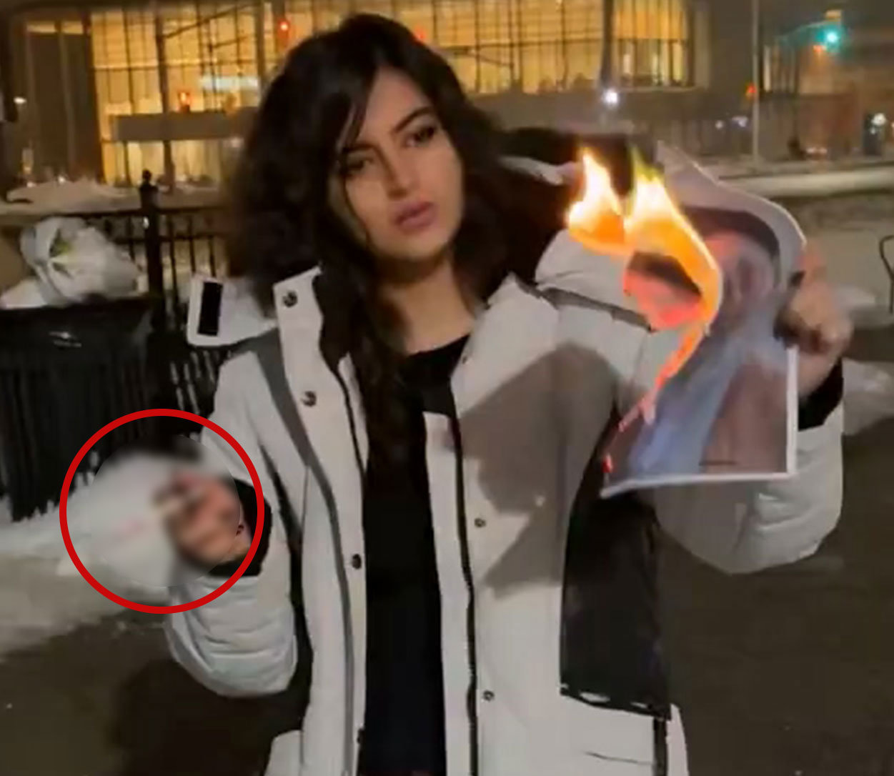 히잡 벗고 지도자 사진 태워 담뱃불…이란 여성 ‘저항 상징’으로