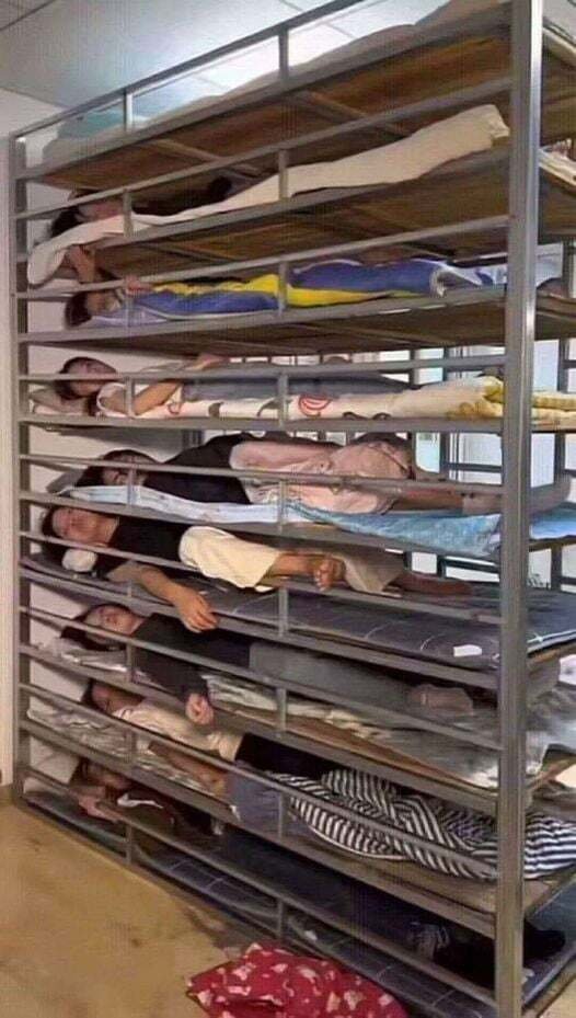 중국에 실존한다는 9층 침대.jpg