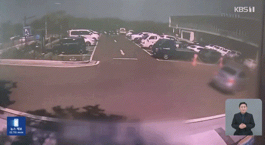수영장에서 의외로 조심해야하는 것.gif