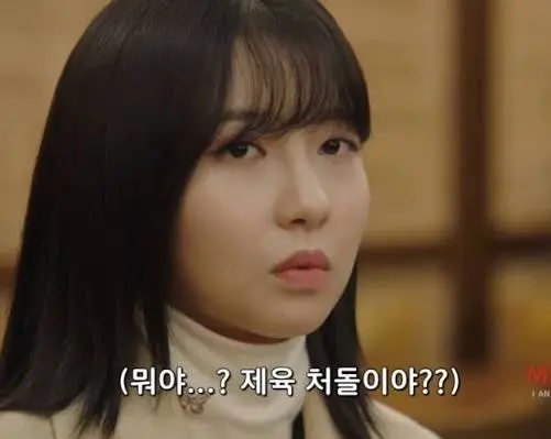 남자 선배들과 해외투어간 여자 승무원 후배