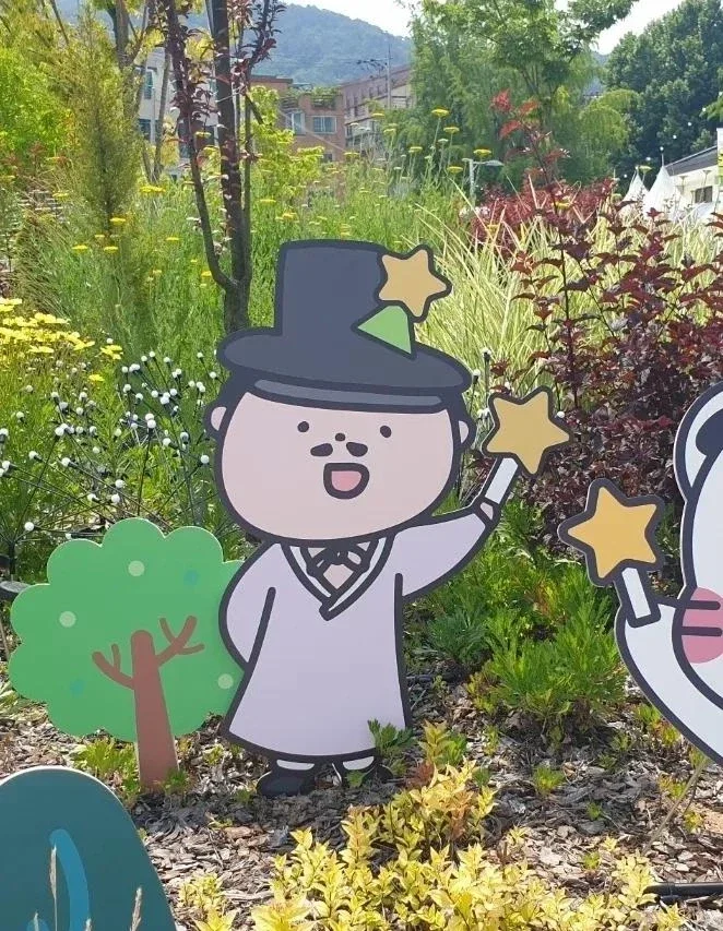 버려진 마스코트 재취업 시켜준 금손 경비원 아저씨.jpg